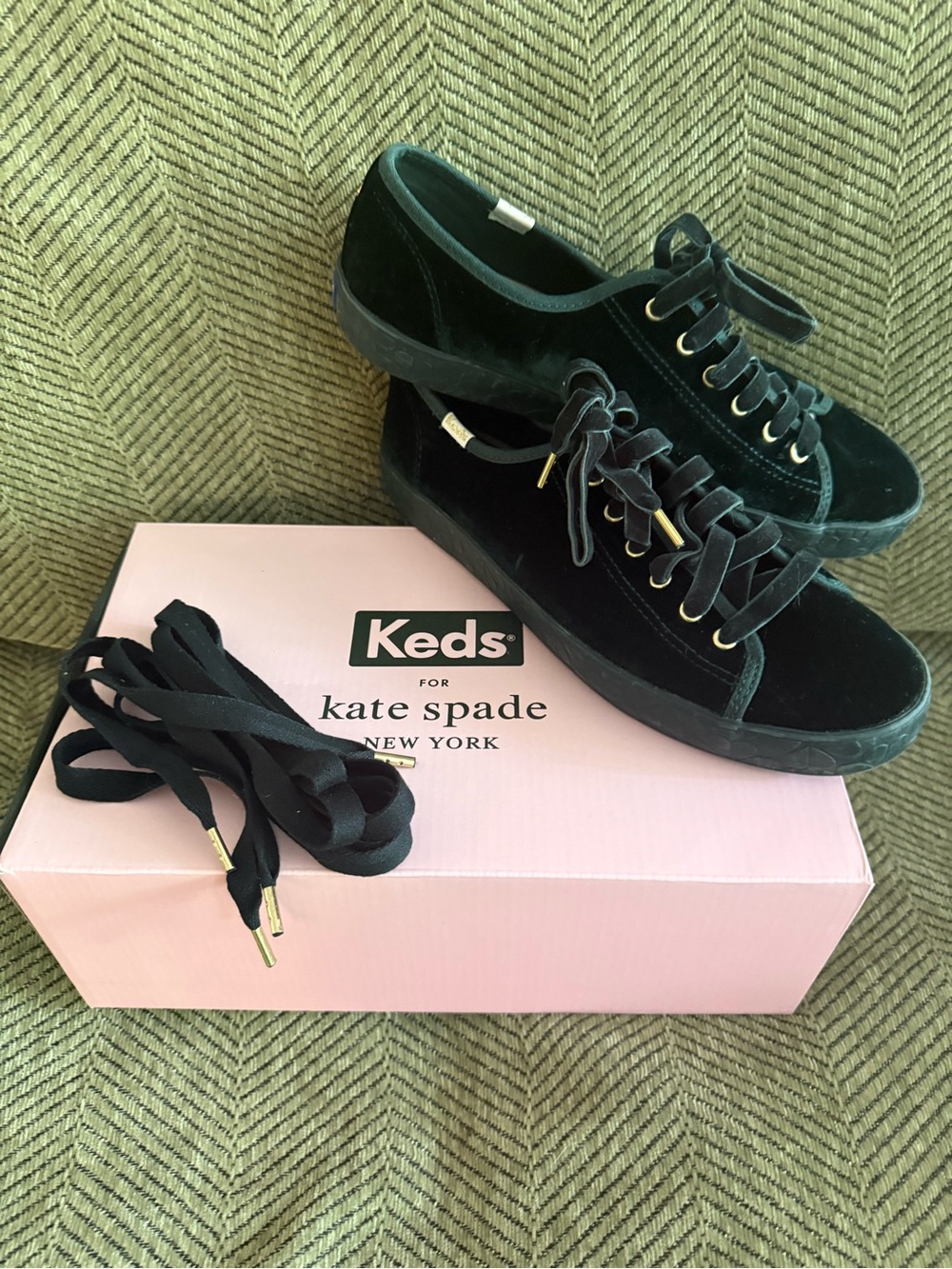Kate Spade Keds Green Velvet Lace-Up Sneakers with Gold Accents, Like New sz 9